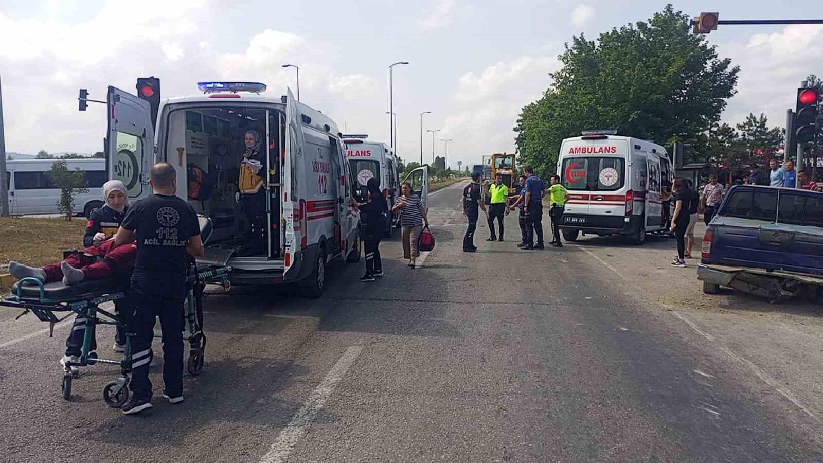 Çaycuma’da hasta sevki yapan ambulansla otomobil çarpıştı 