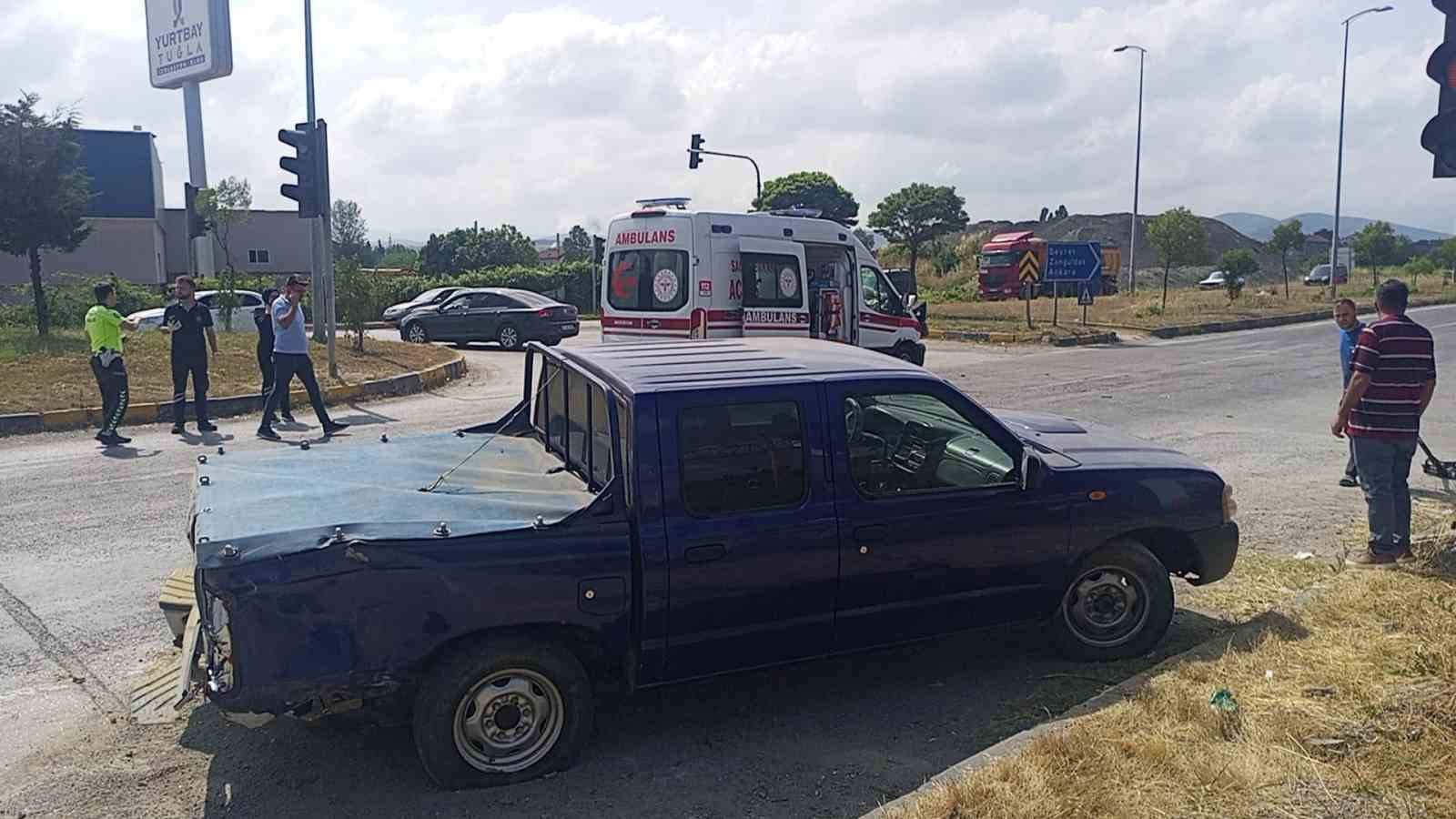 Çaycuma’da hasta sevki yapan ambulansla otomobil çarpıştı 