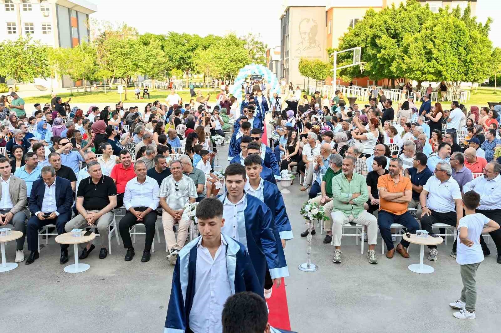 Ali Bahar AOSB Teknik Koleji’nde ilk mezuniyet coşkusu: 254 öğrenci kep attı 