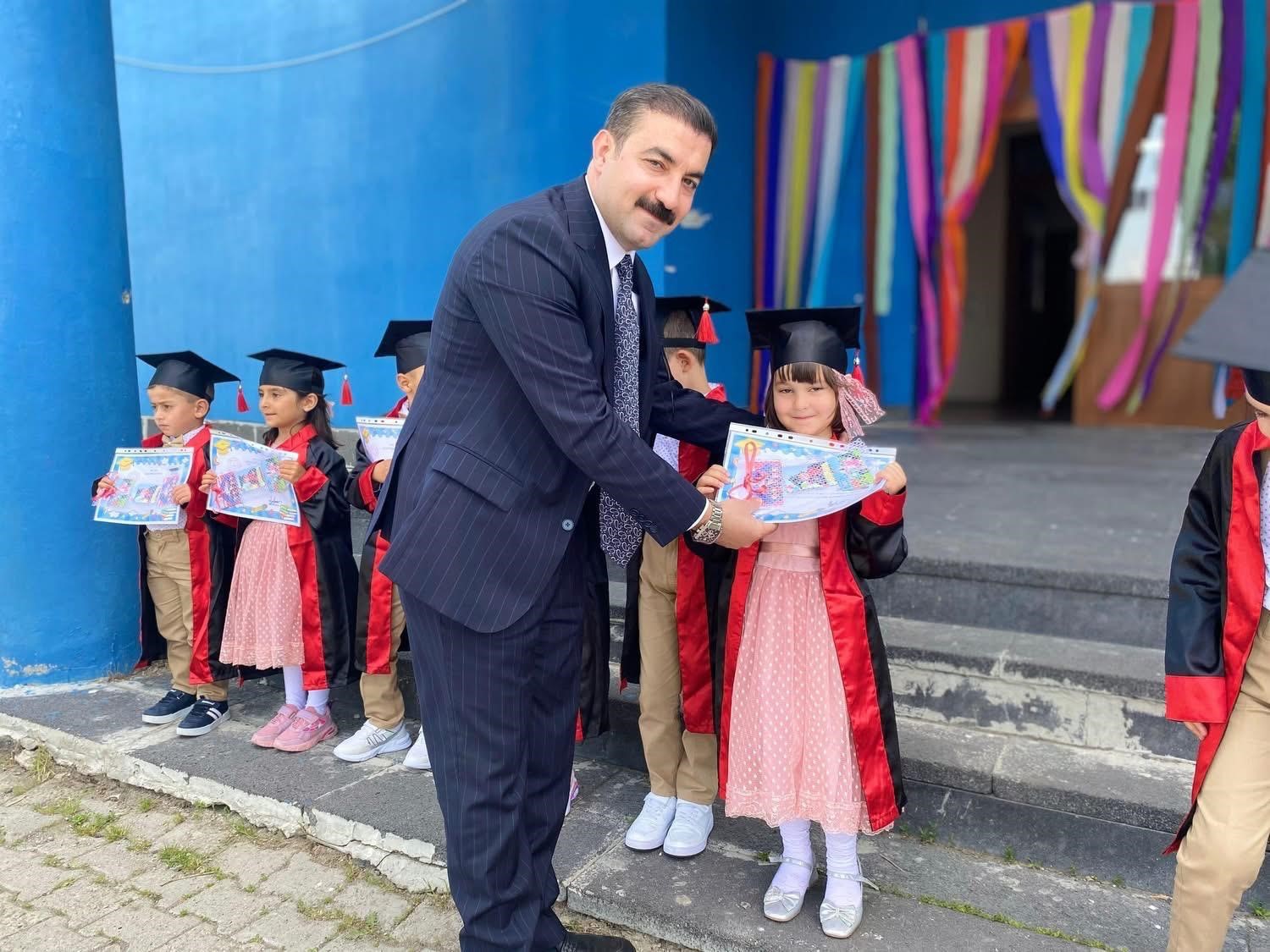 Kars’ta öğrencilerden coşkulu yılsonu şenliği 