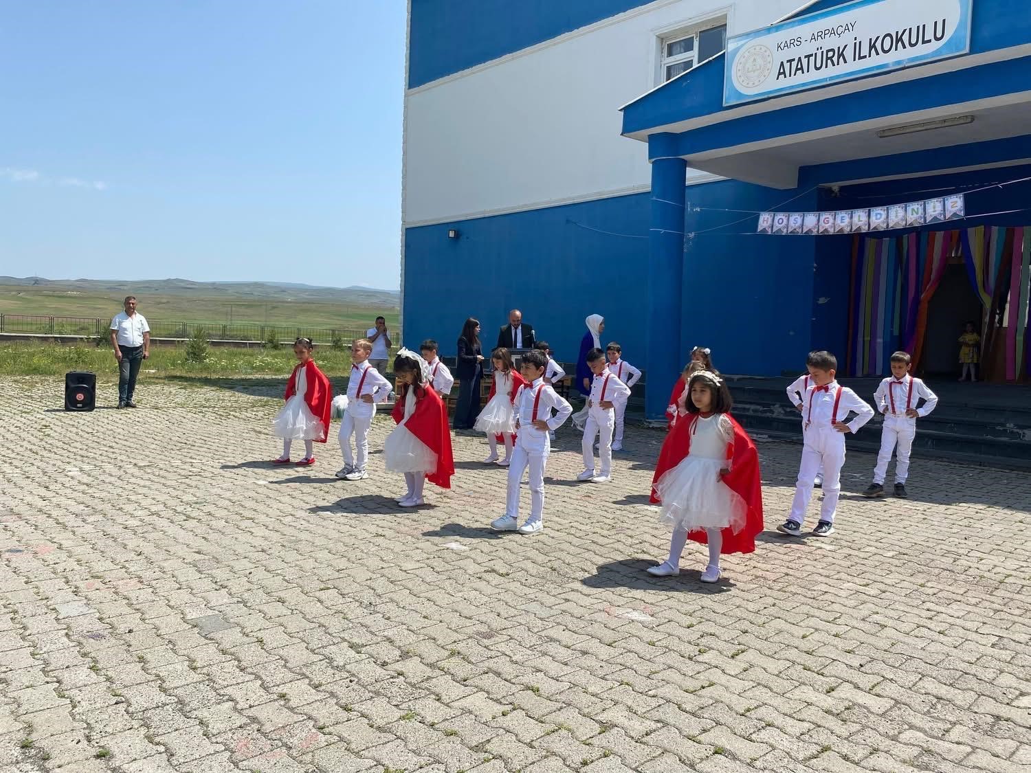 Kars’ta öğrencilerden coşkulu yılsonu şenliği 