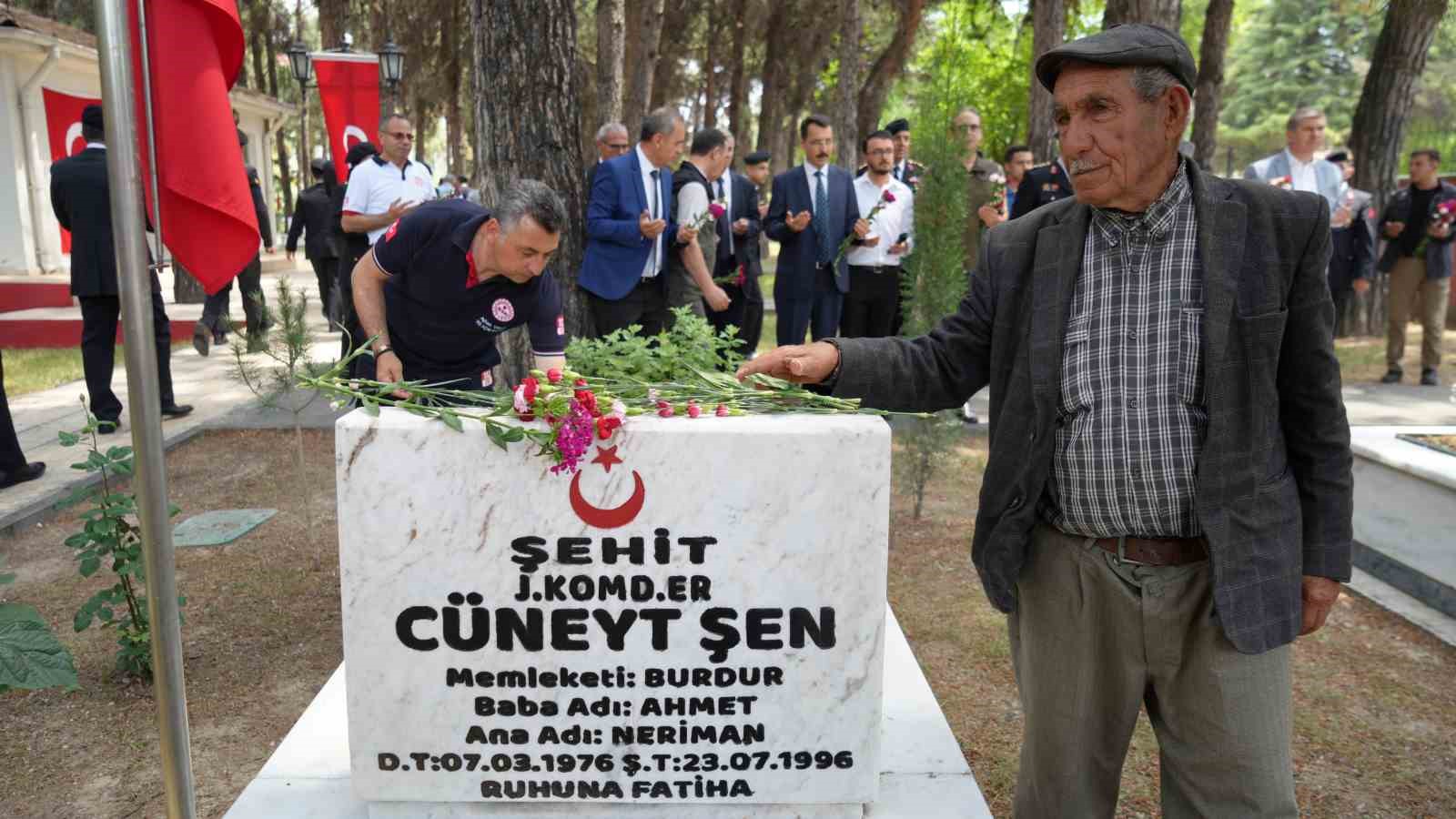 Jandarma Teşkilatı’nın 186. kuruluş yıl dönümünde şehit mezarlarına karanfil bırakıldı 