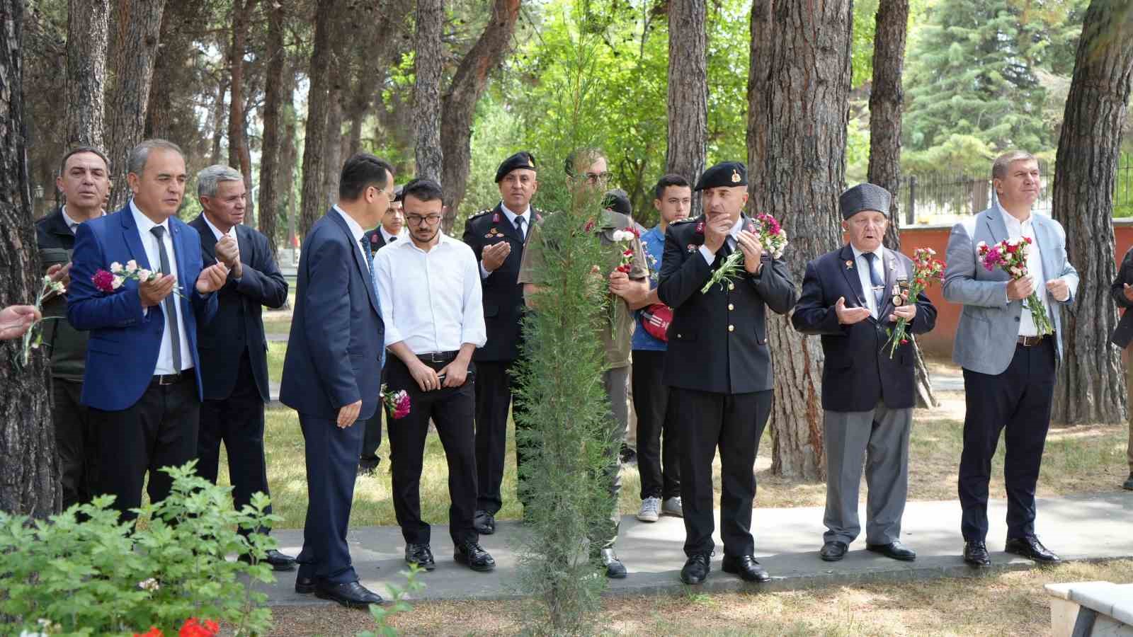Jandarma Teşkilatı’nın 186. kuruluş yıl dönümünde şehit mezarlarına karanfil bırakıldı 