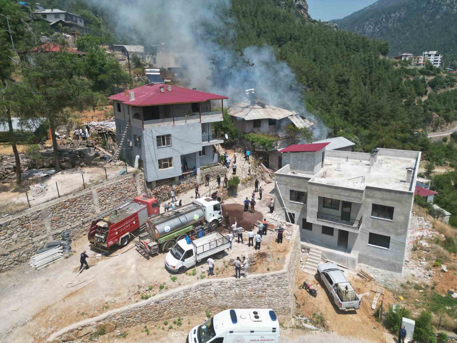 Adana Feke’de ev yangını: Orman ve itfaiye ekipleri söndürdü 