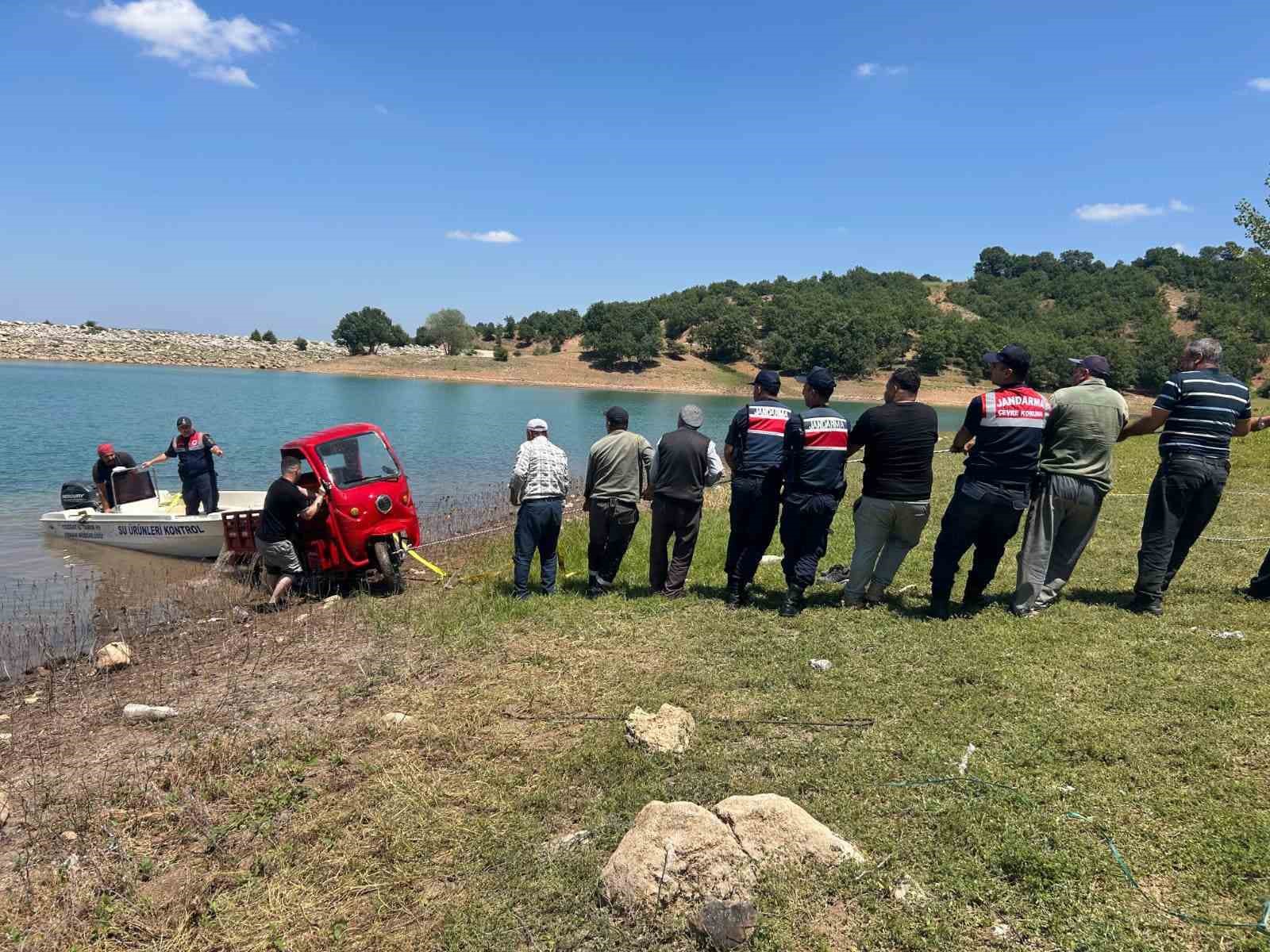 Elektrikli bisikleti baraja düşen vatandaşa Jandarma yardımcı oldu 