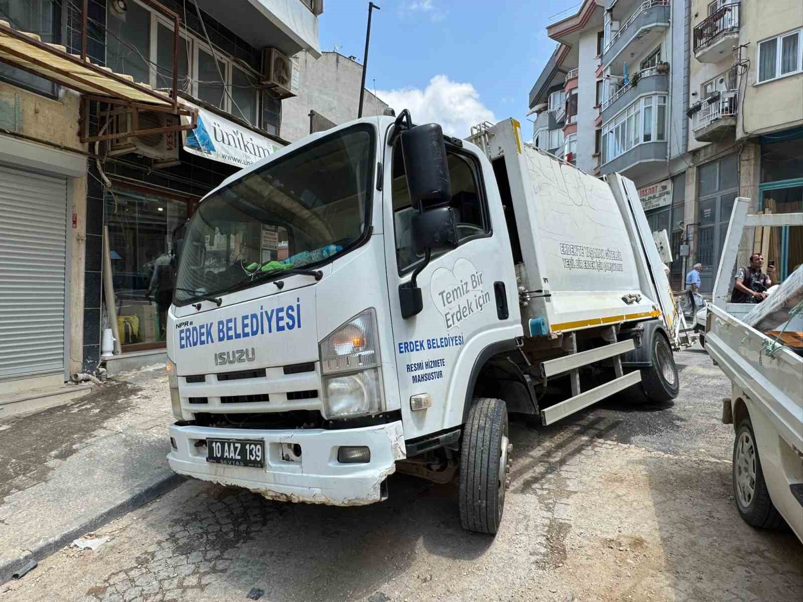 Erdek’te yeni yapılan yol çöktü 