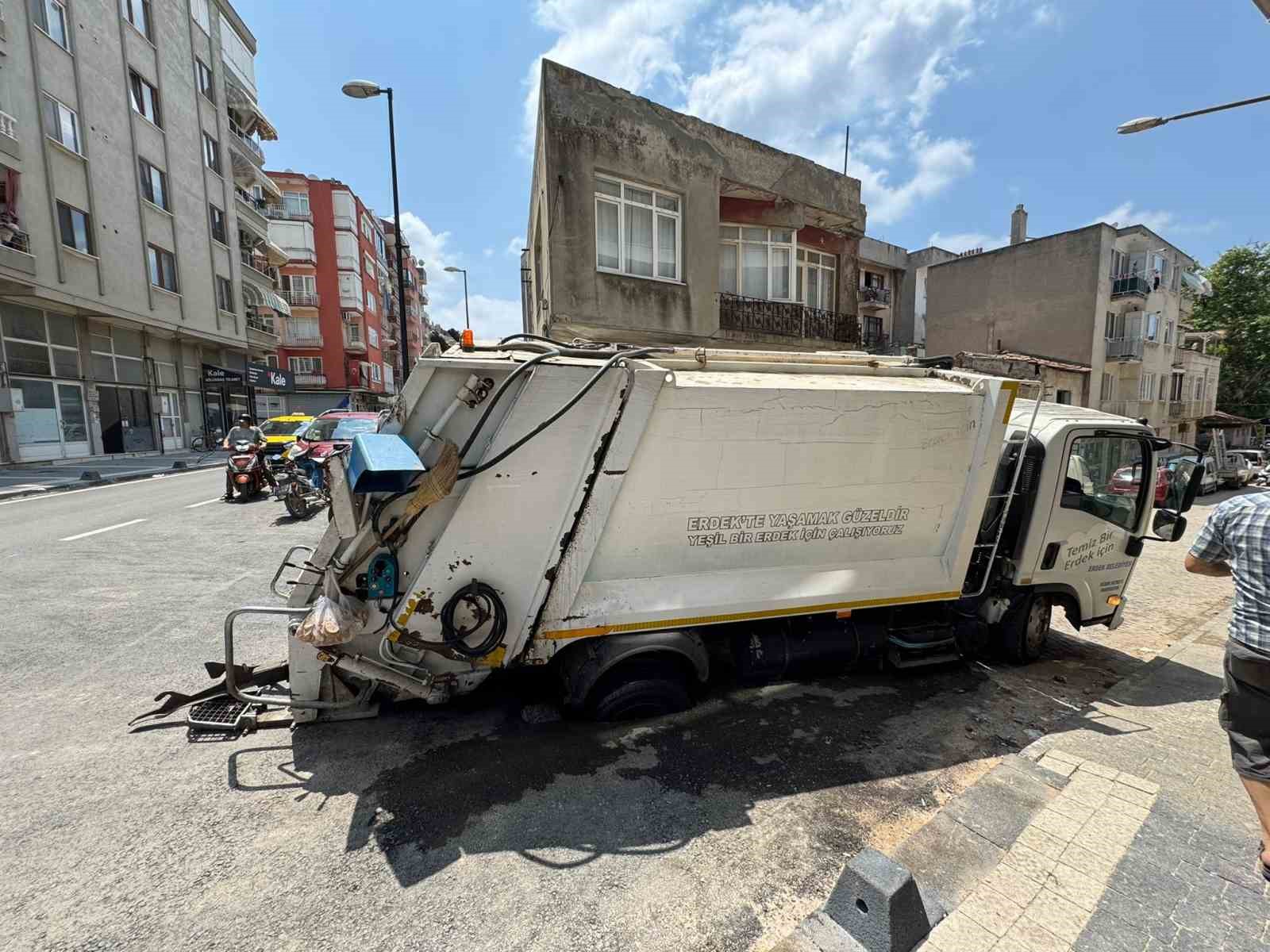 Erdek’te yeni yapılan yol çöktü 