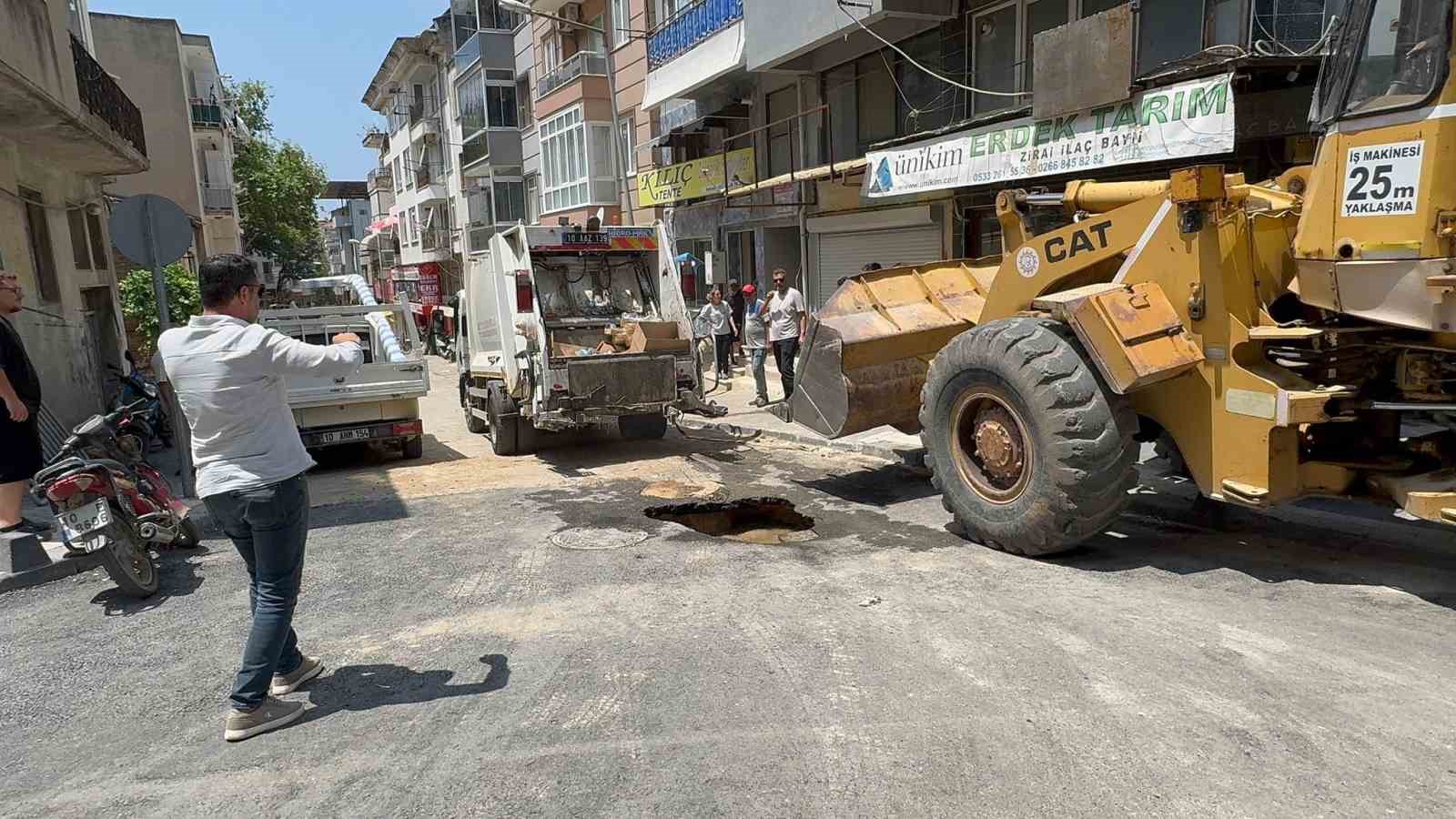 Erdek’te yeni yapılan yol çöktü 