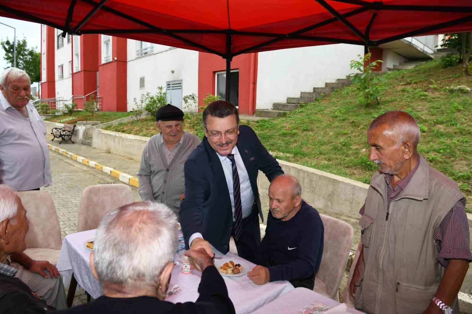 Huzurevindeki yaşlı babaları unutmadı 