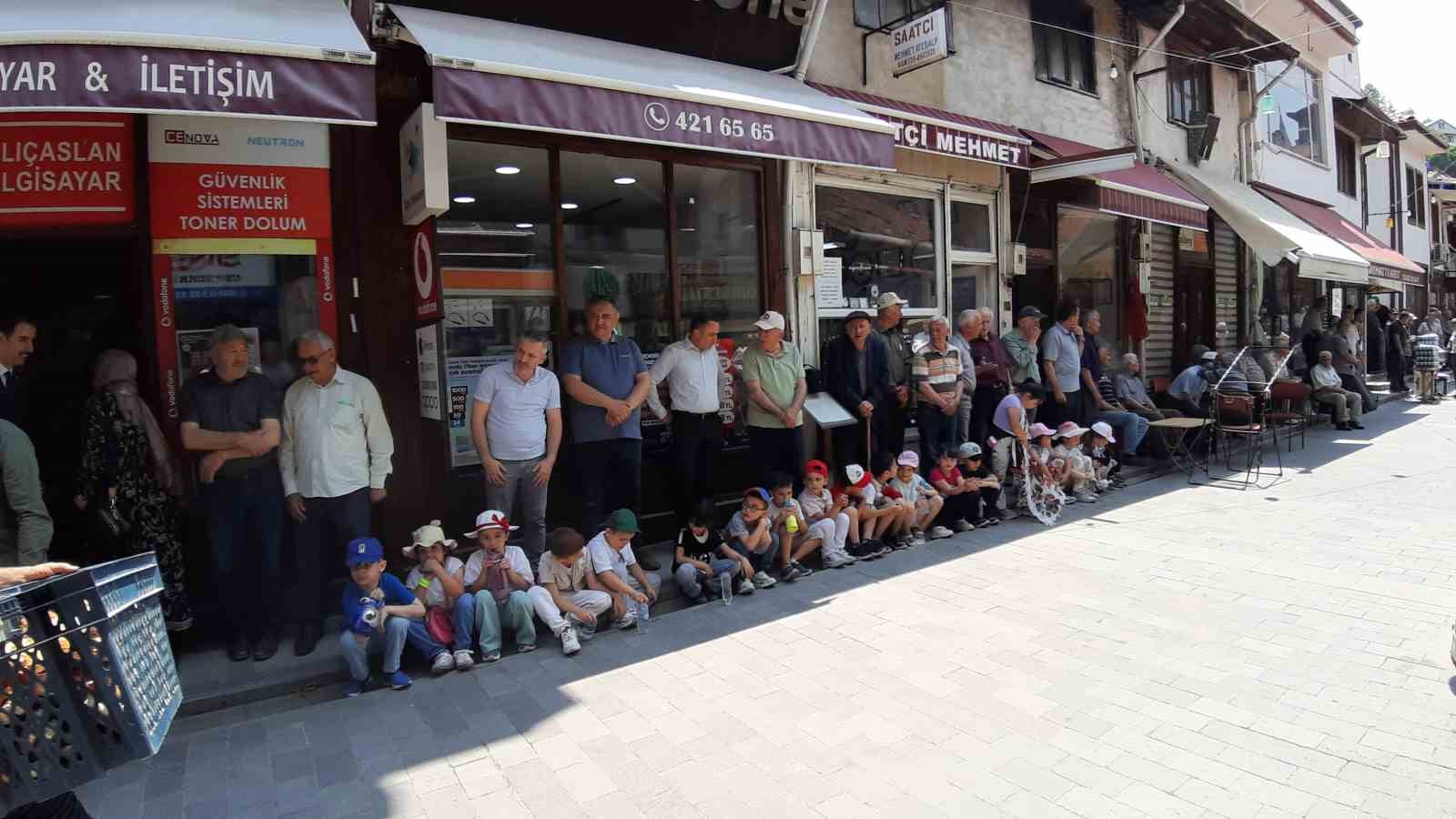 Ahilik geleneğine katılan minikler ellerini semaya açtı 