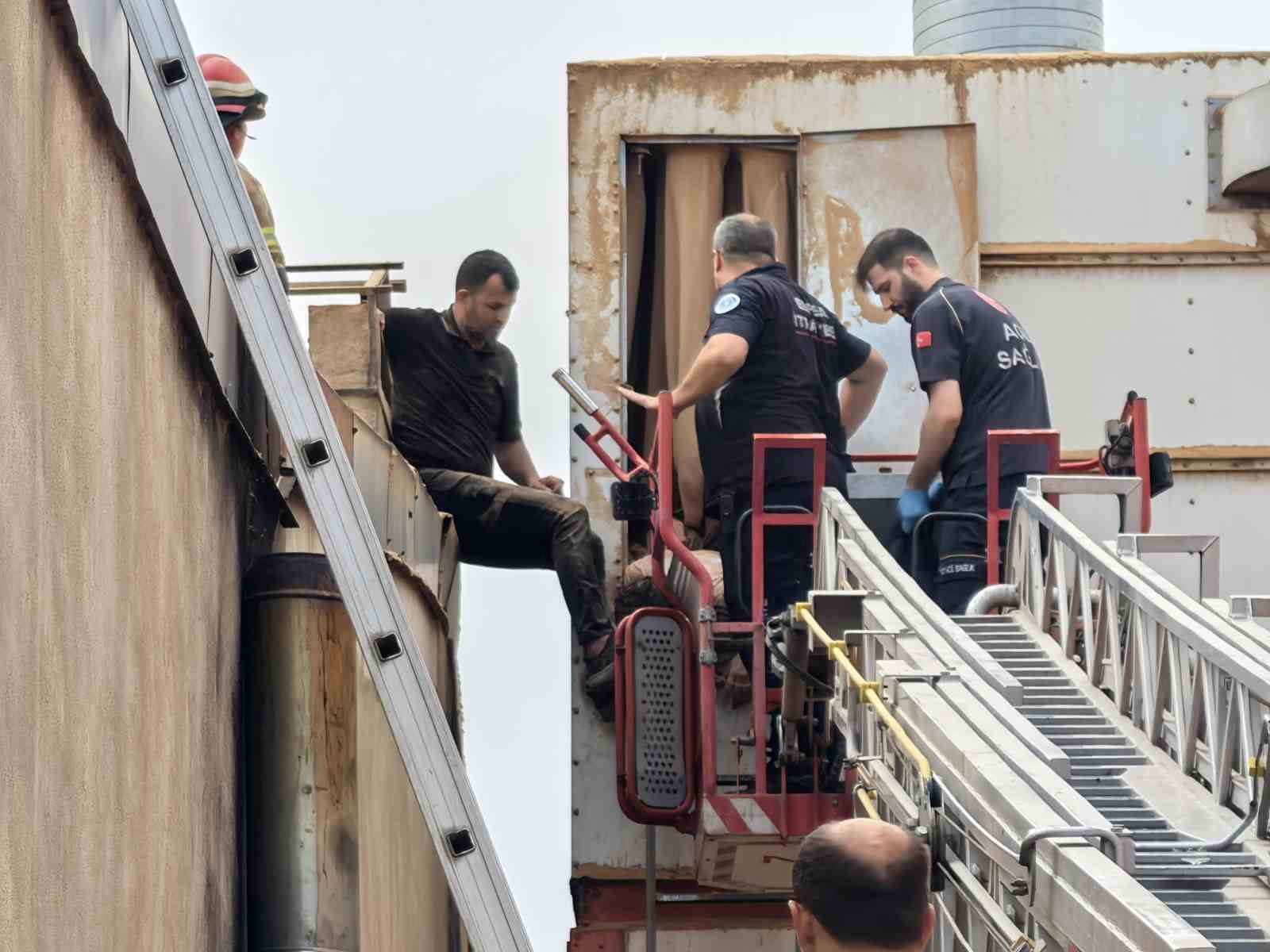 Talaş emici makinesine sıkışan işçiyi itfaiye ekipleri kurtardı 