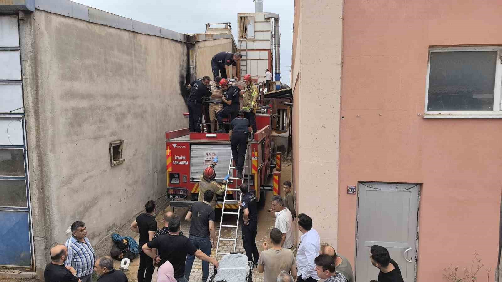 Talaş emici makinesine sıkışan işçiyi itfaiye ekipleri kurtardı 