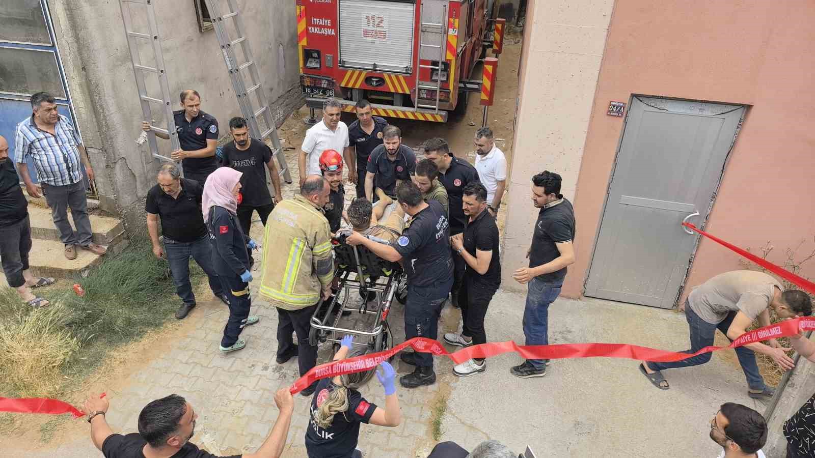 Talaş emici makinesine sıkışan işçiyi itfaiye ekipleri kurtardı 