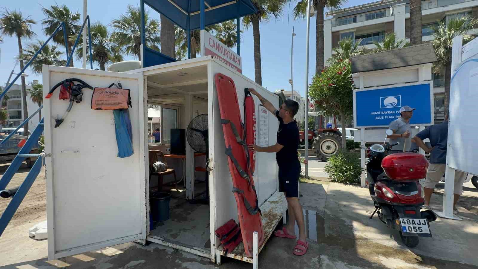 Marmaris’te Mavi bayraklı halk plajında cankurtaranlar göreve başladı 