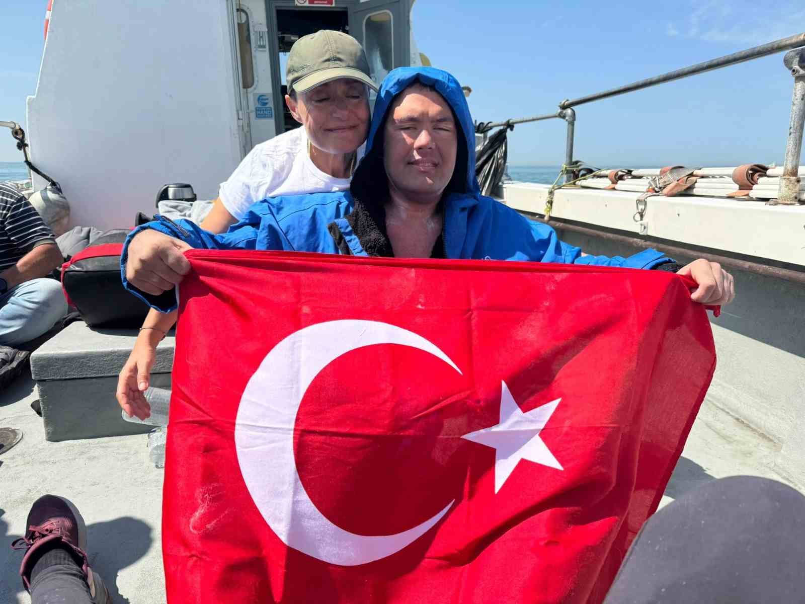 Tuna Tunca, Manş Denizi’ni yüzerek geçen otizmli ilk Türk sporcu oldu 