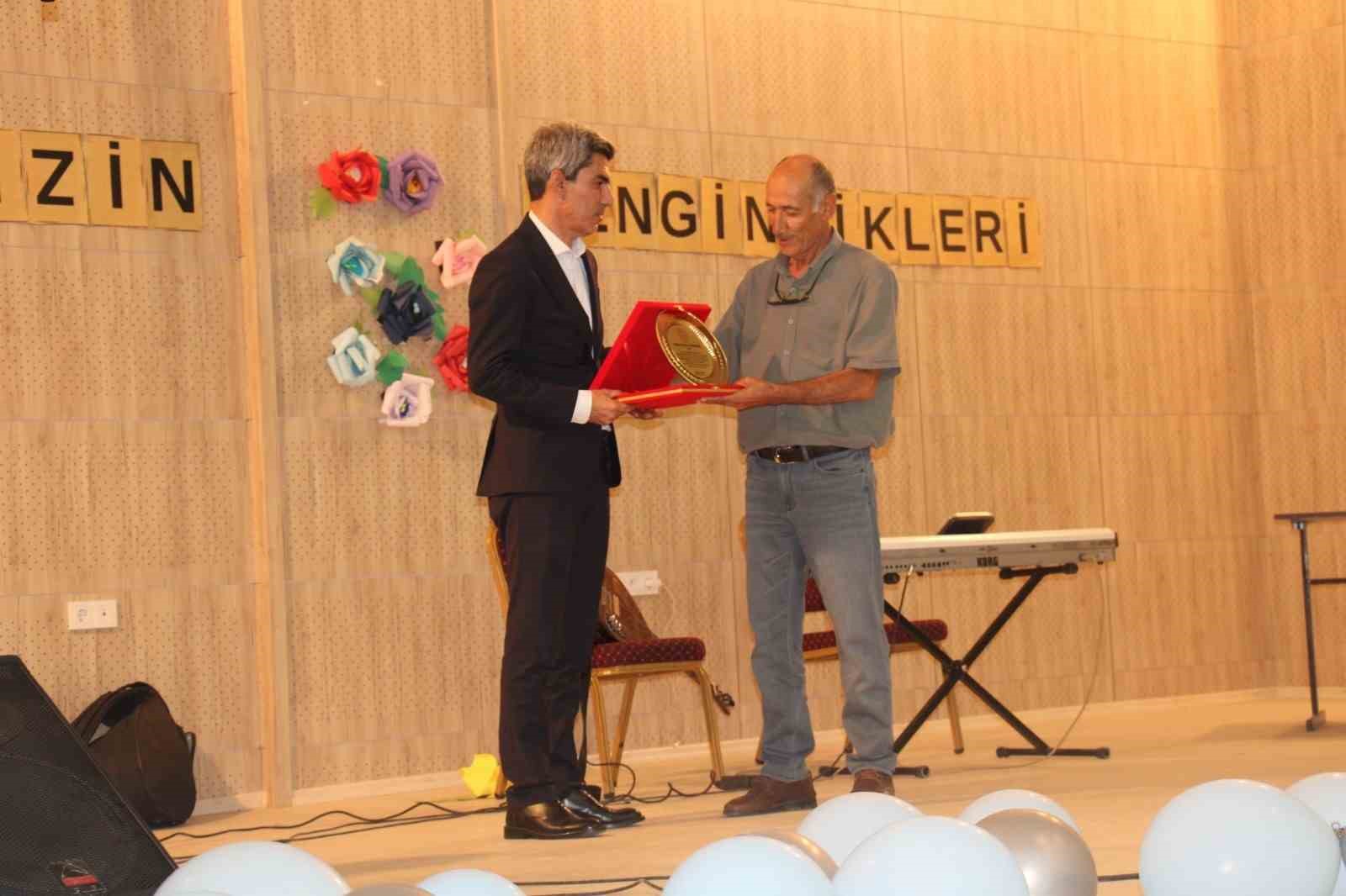 Yazar Remzi Kokargül kitap gelirini öğrencilere bağışladı 