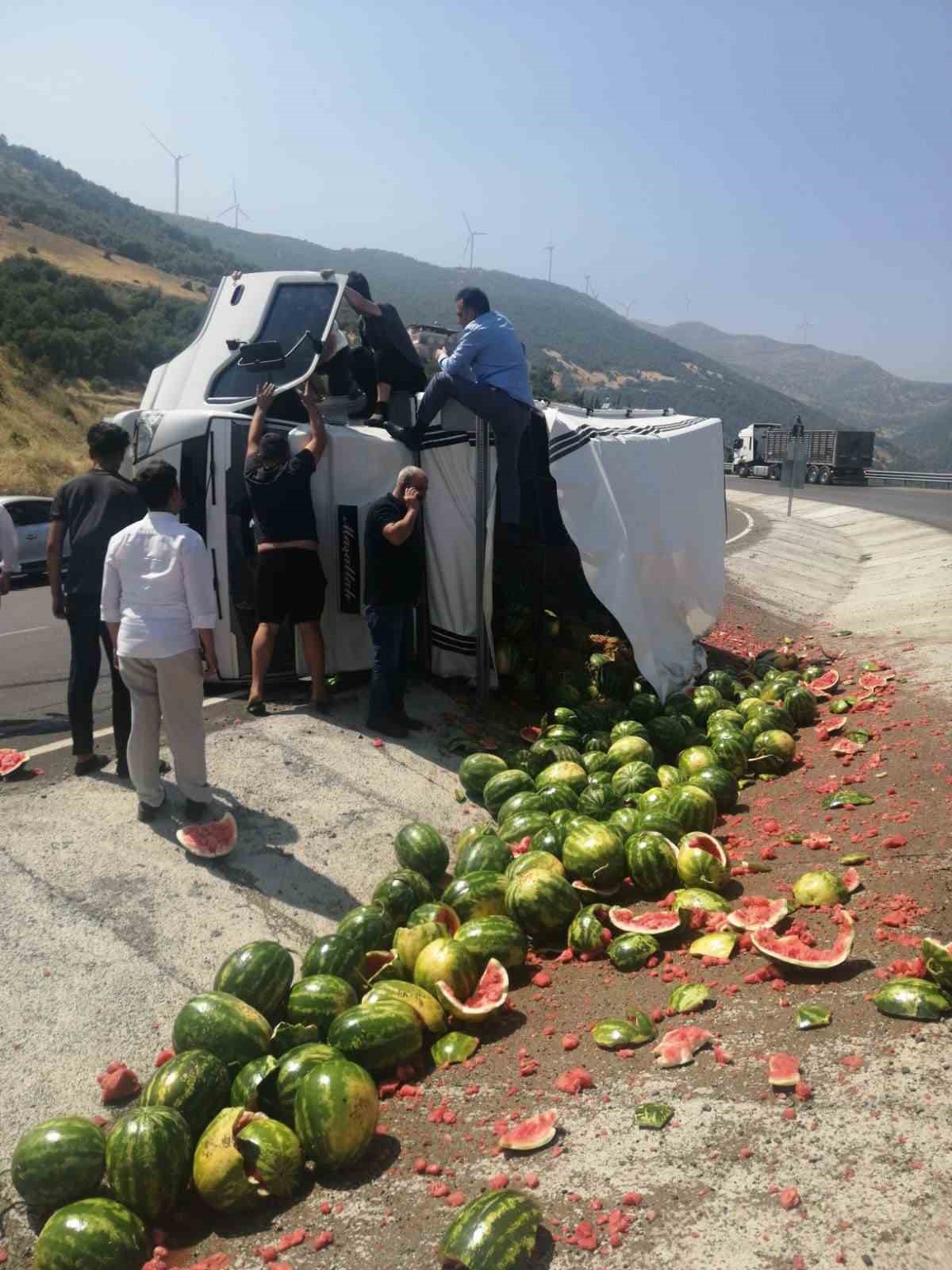 Karpuz yüklü kamyon devrildi: 1 yaralı 
