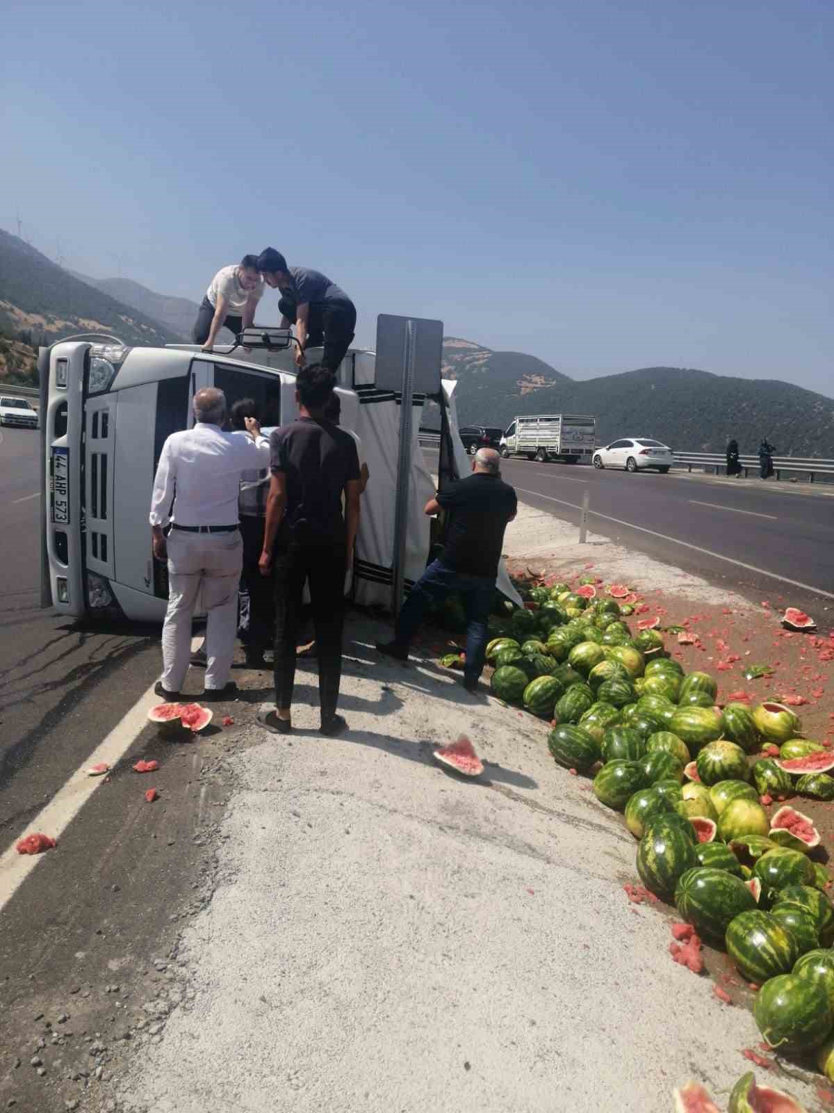 Karpuz yüklü kamyon devrildi: 1 yaralı 