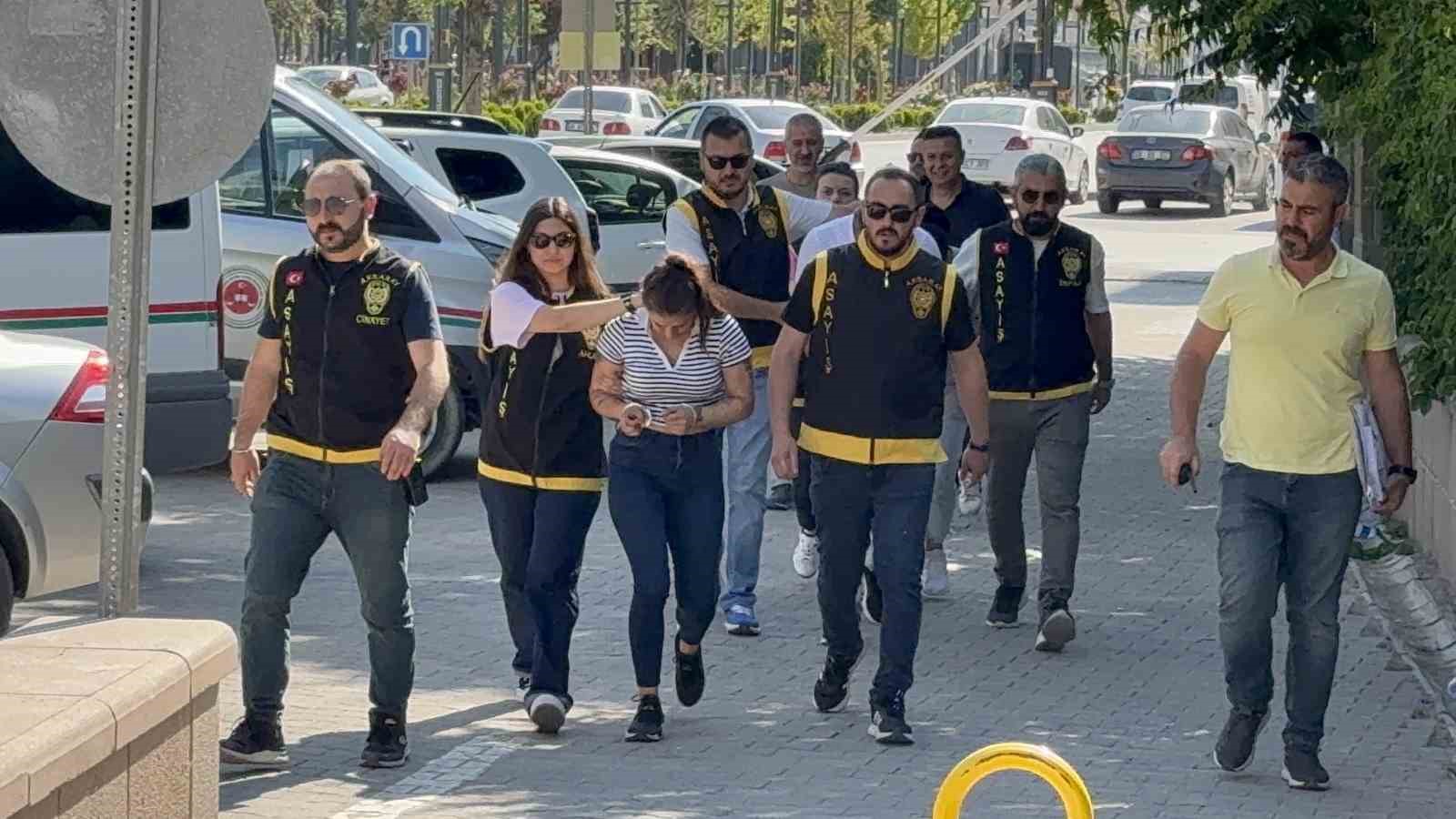 Ablasını öldürüp, arkadaşını bıçaklayan kadın adliyede 