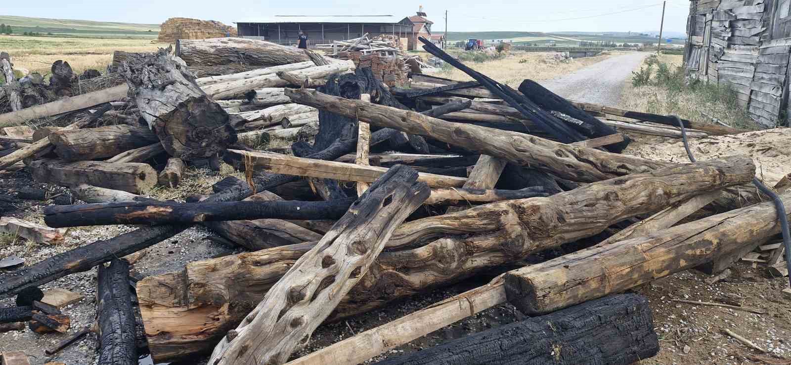 Çorum’da 7 ton odun ve kereste alev alev yandı 