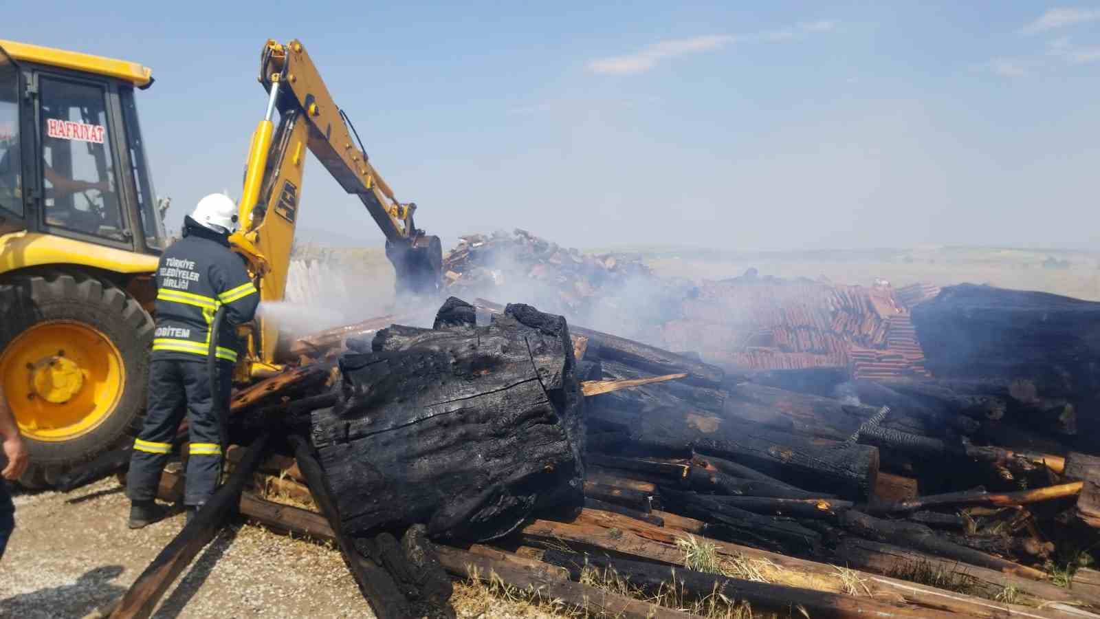 Çorum’da 7 ton odun ve kereste alev alev yandı 