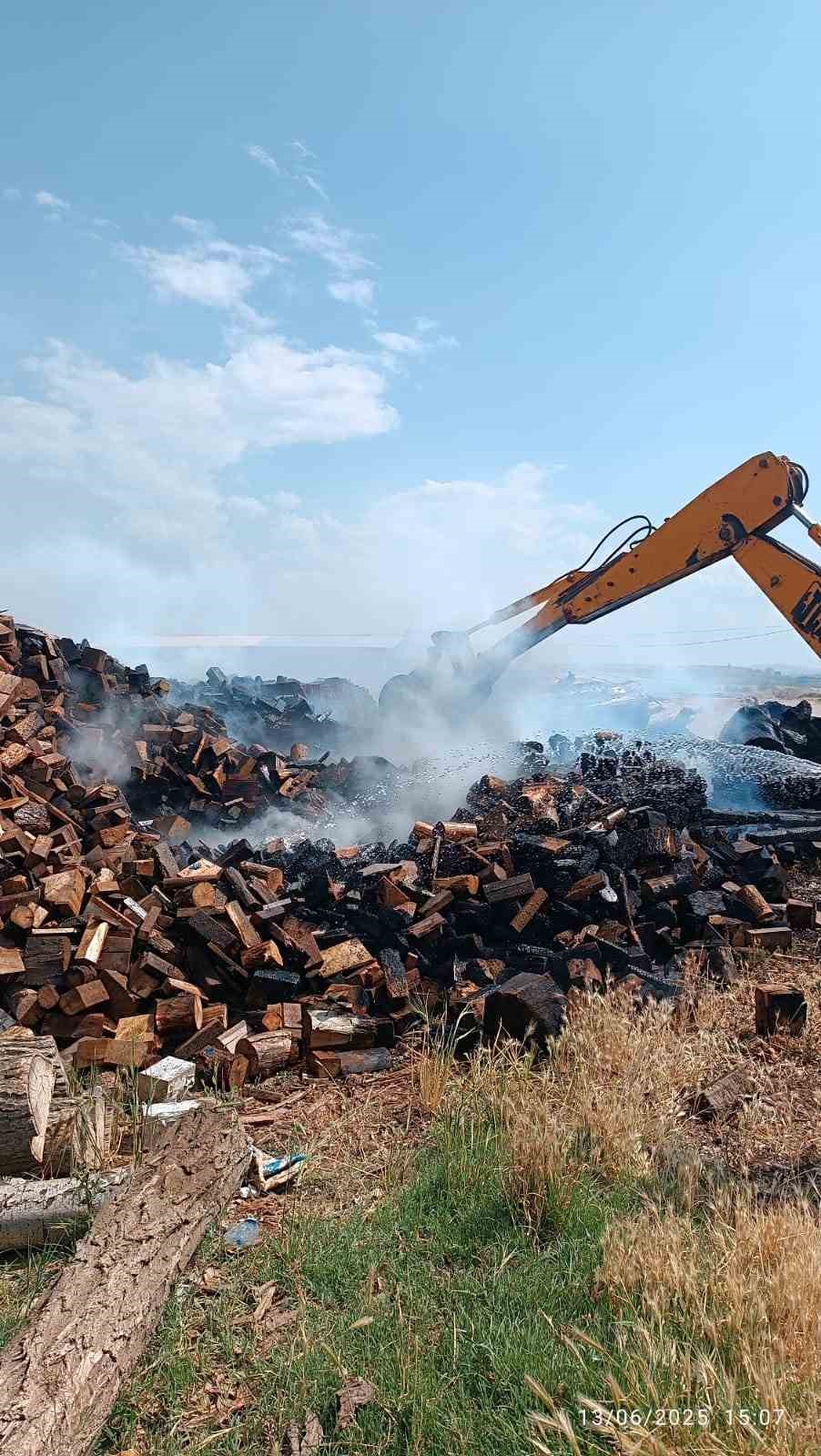 Çorum’da 7 ton odun ve kereste alev alev yandı 