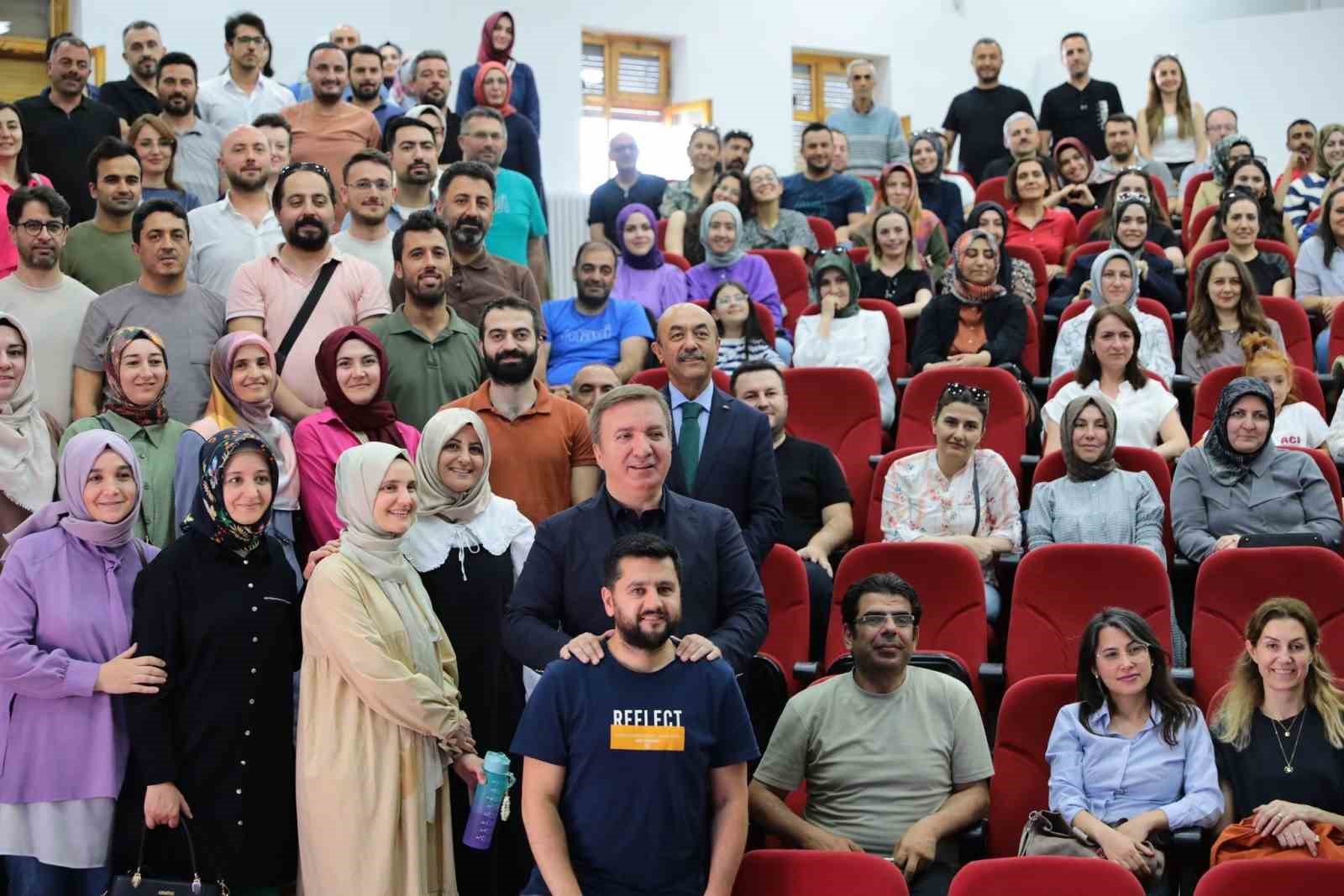 Vali Aydoğdu, İngilizce ve matematik branşlarında görev yapan öğretmenlerle bir araya geldi 