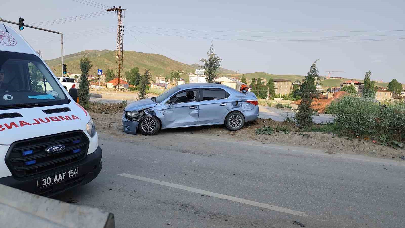 Yüksekova’da otomobil ile kamyon çarpıştı: 5 yaralı 
