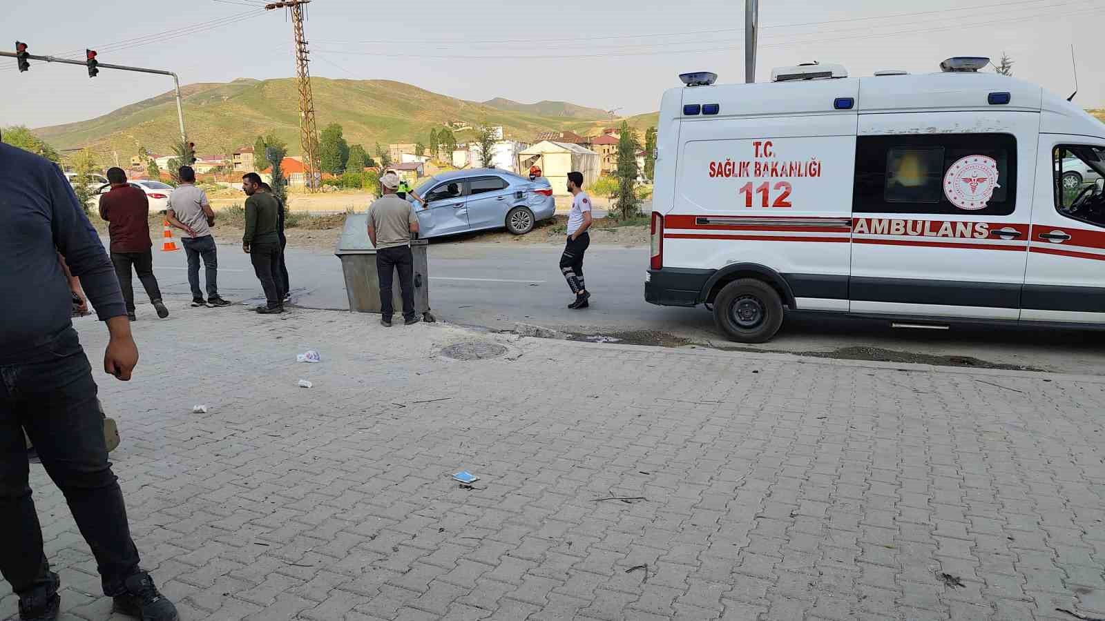 Yüksekova’da otomobil ile kamyon çarpıştı: 5 yaralı 