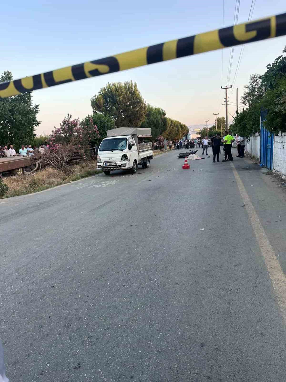 Kamyonet ile motosiklet çarpıştı: 1 ölü, 2 yaralı 