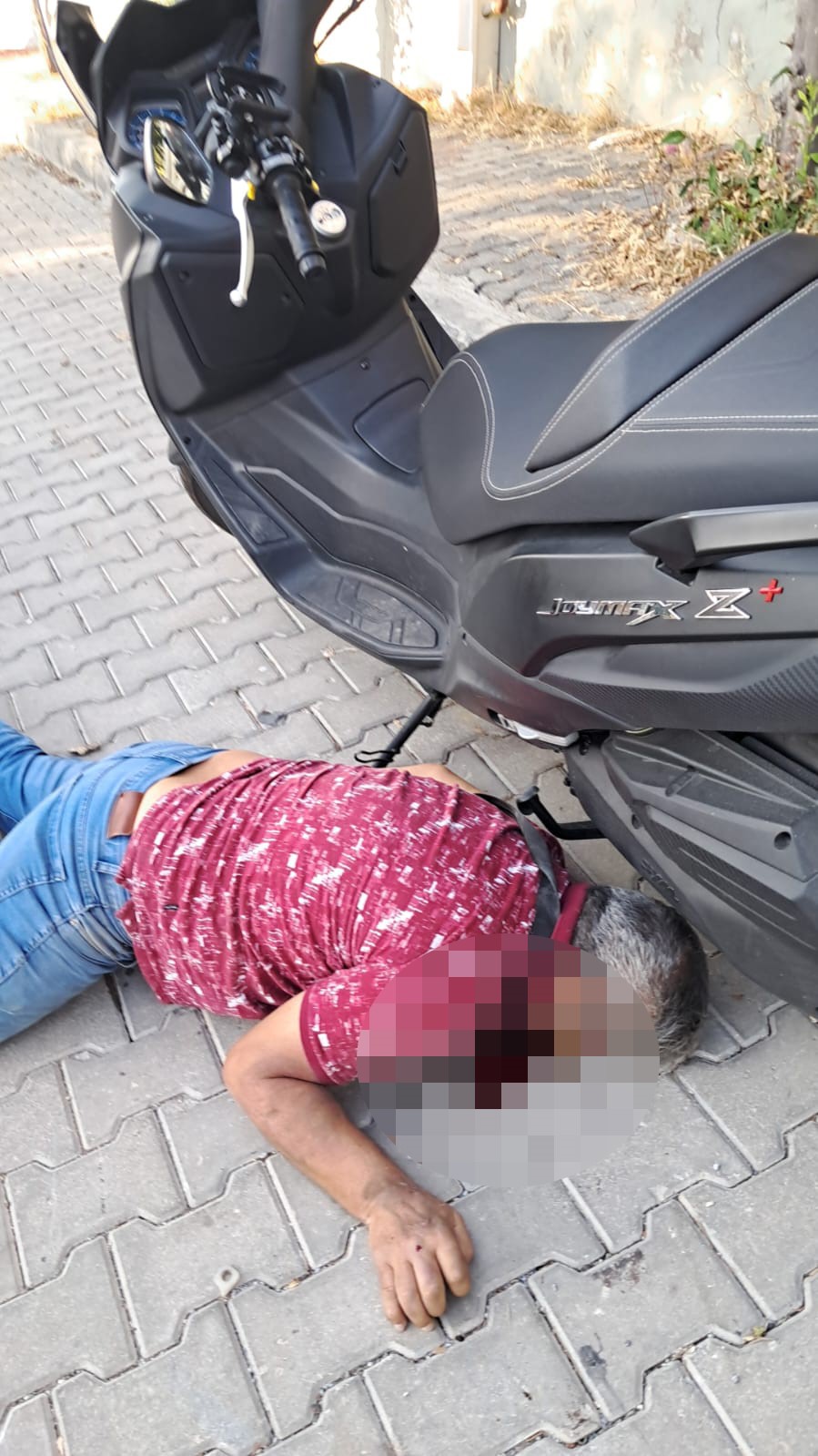 Kontrolden çıkan motosiklet park halindeki araçlara çarptı: 1 yaralı 