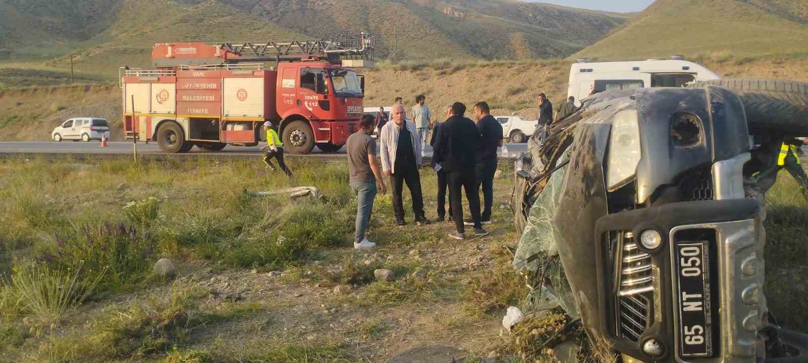 Başkale’de kamyonet takla attı: 4 yaralı 