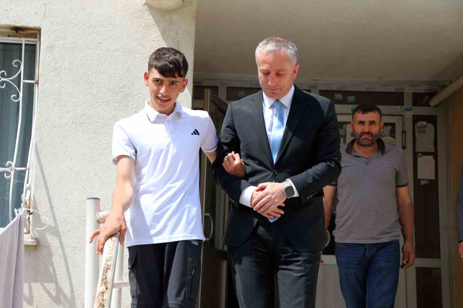 Ağrı Milli Eğitim Müdürü Kökrek’ten LGS öncesinde özel eğitim öğrencisi Duzlu’ya moral ziyareti 