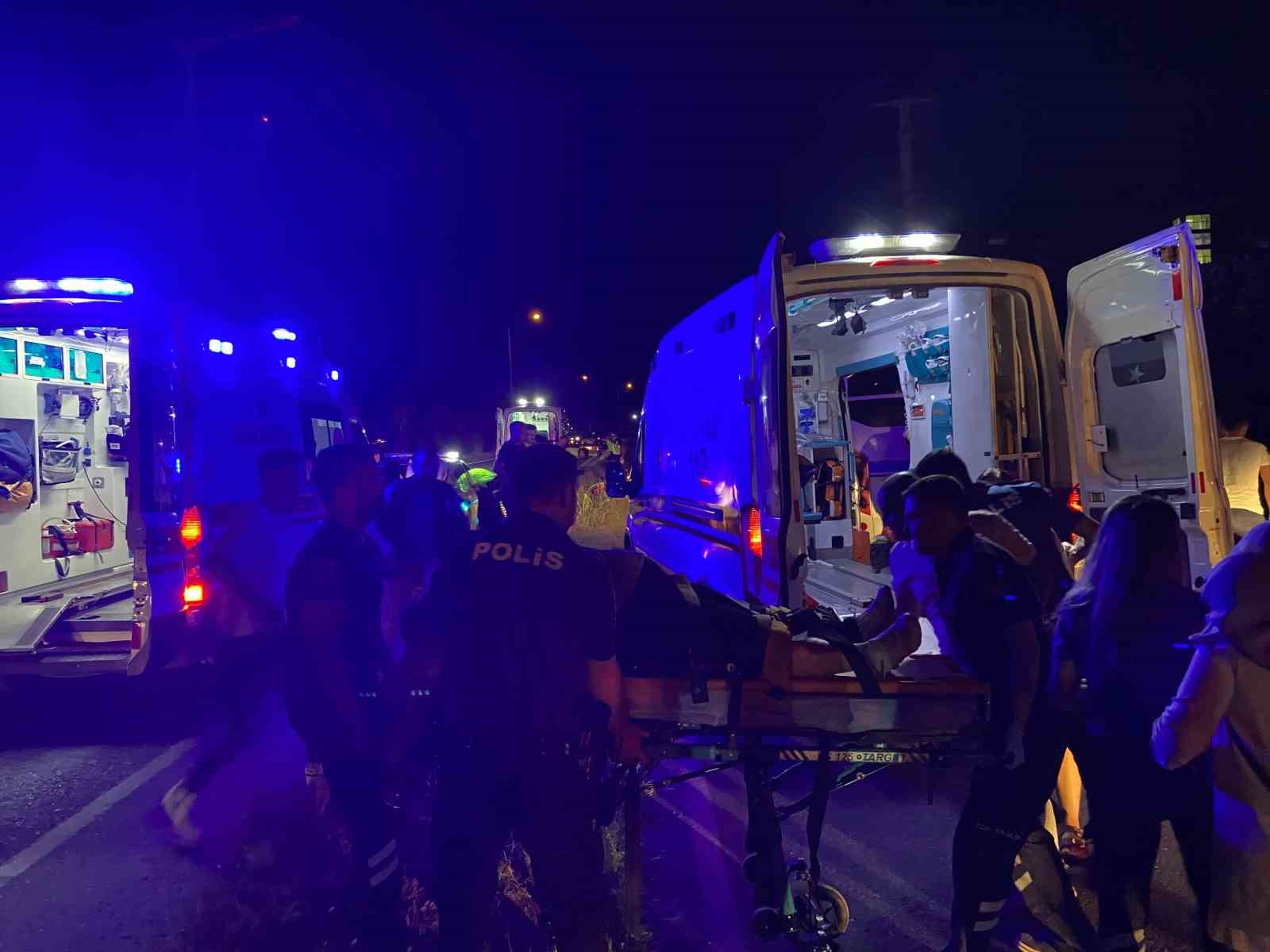 Yolun kenarında duran tıra işçi servisi çarptı 