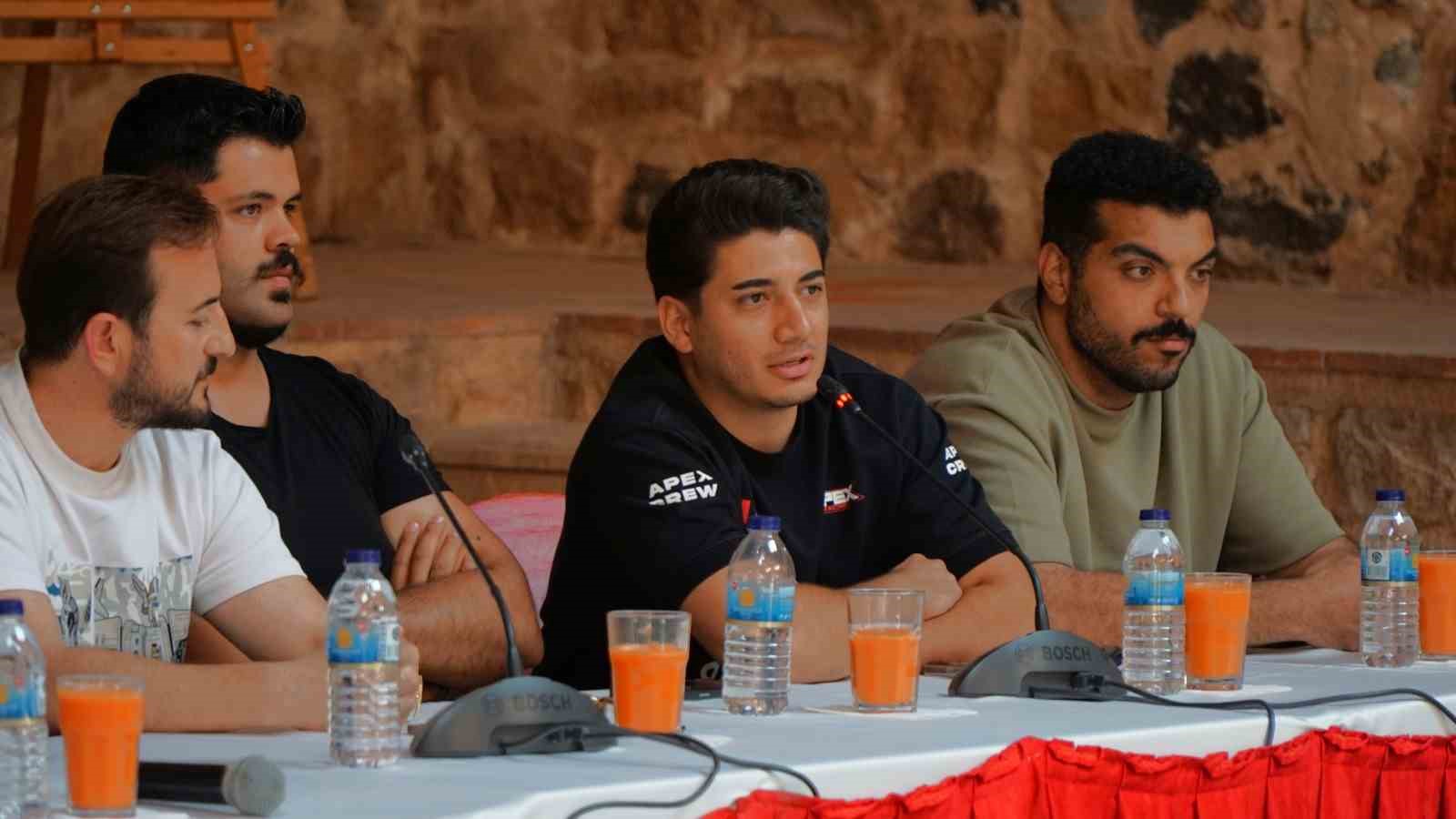 Ralli pilotları öğrencilerle buluştu 