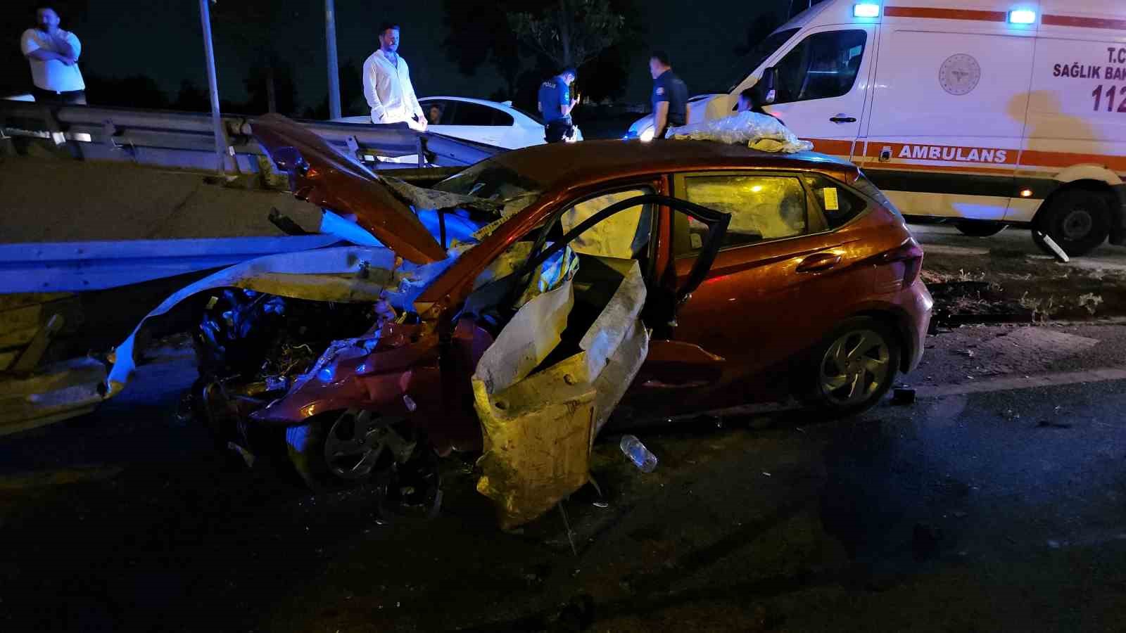Bayrampaşa’da kontrolden çıkan otomobil bariyerlere saplandı 