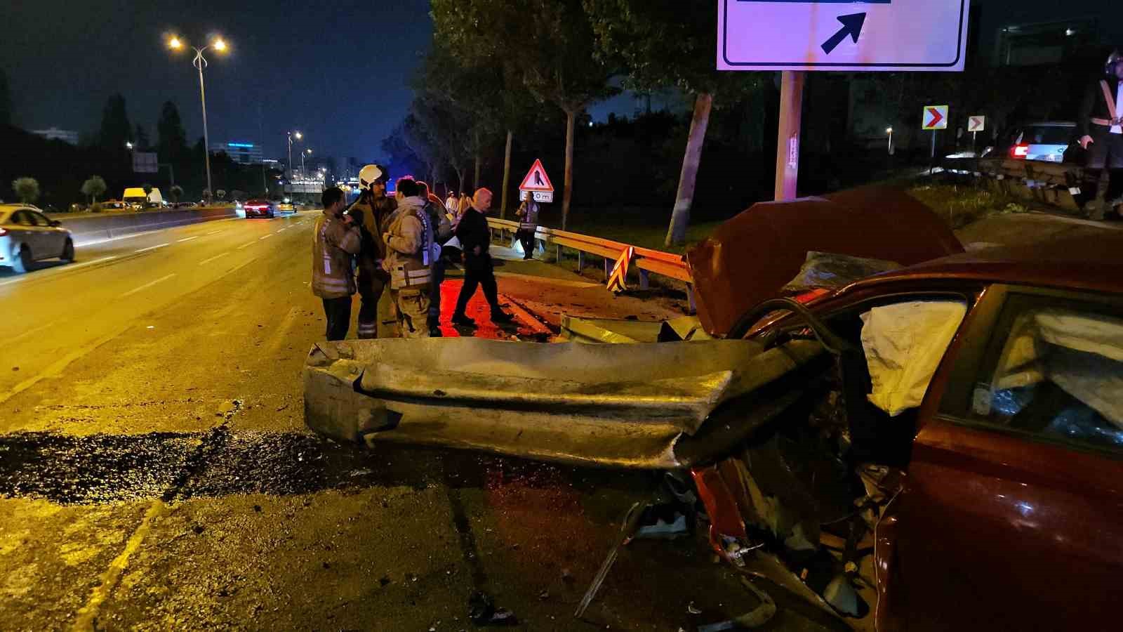 Bayrampaşa’da kontrolden çıkan otomobil bariyerlere saplandı 