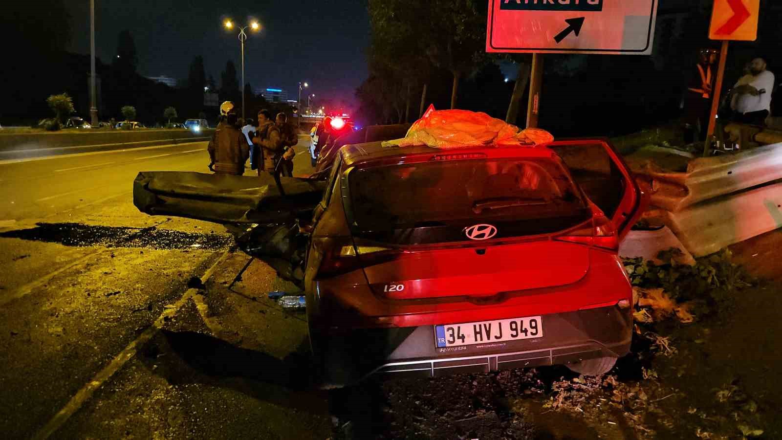 Bayrampaşa’da kontrolden çıkan otomobil bariyerlere saplandı 