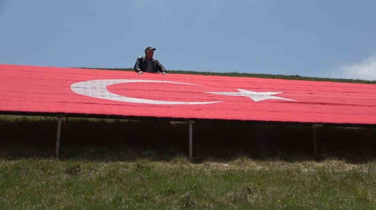 Giresun’un 2500 rakımlı zirvesine 54 metrekarelik bayrak 