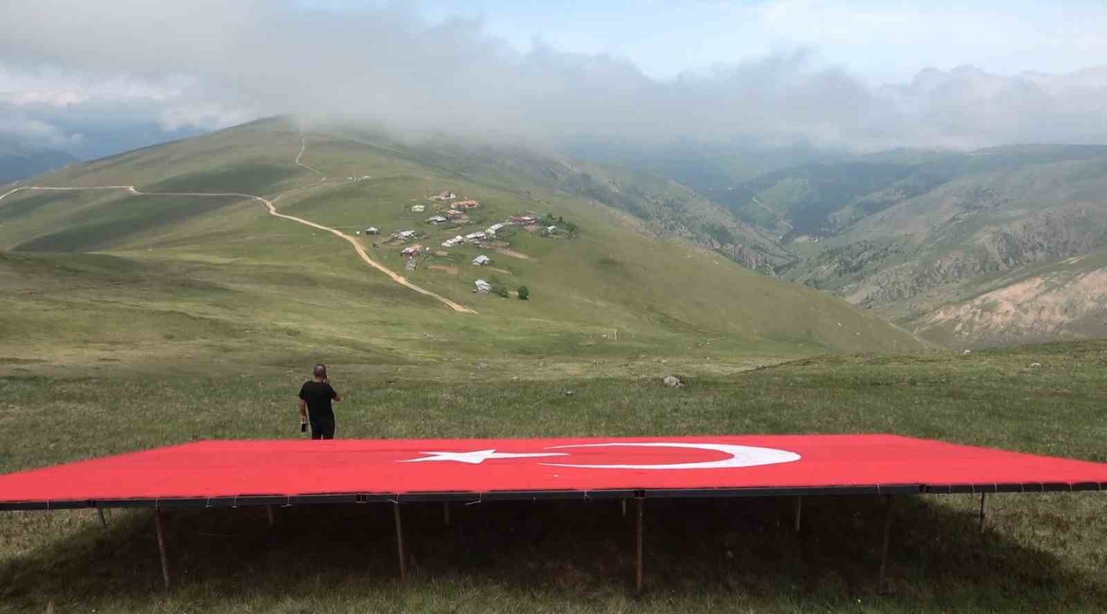 Giresun’un 2500 rakımlı zirvesine 54 metrekarelik bayrak 