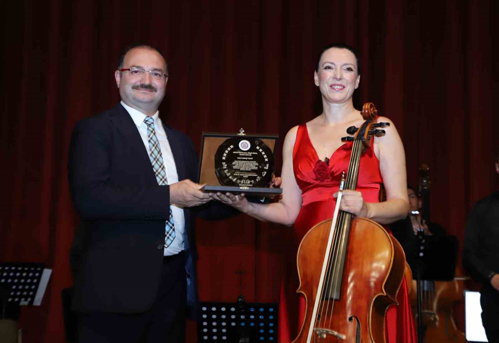 Atatürk Üniversitesi oda orkestrası ilk konseriyle sanatseverleri büyüledi 