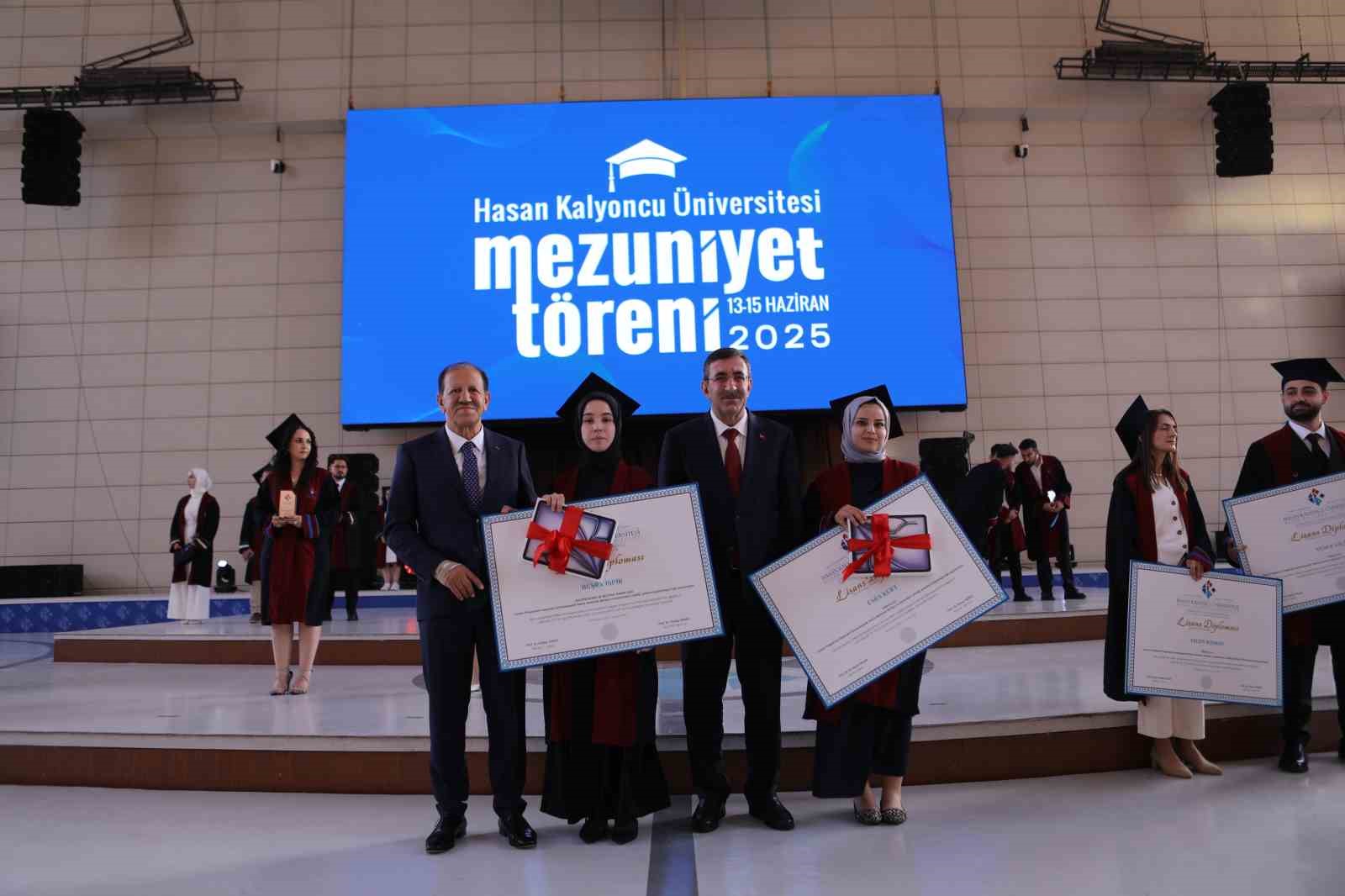 HKÜ kuruluşunun 17. yılında bin 657 öğrencisini mezun etmenin gururunu yaşadı 
