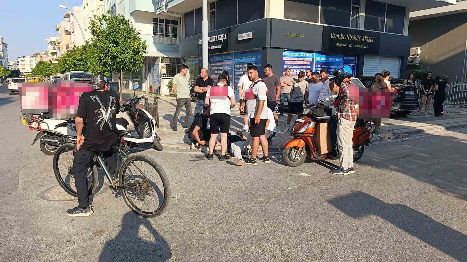 Başını kaldırıma çarpan motosikletli kask sayesinde kazayı ucuz atlattı 