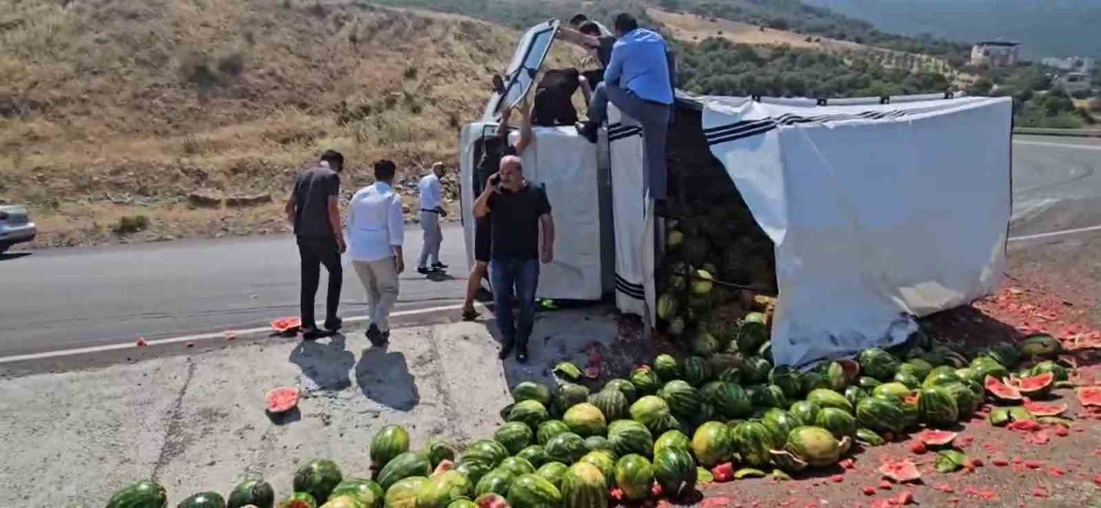 Gaziantep’te virajı alamayan karpuz yüklü kamyonet yan yattı 