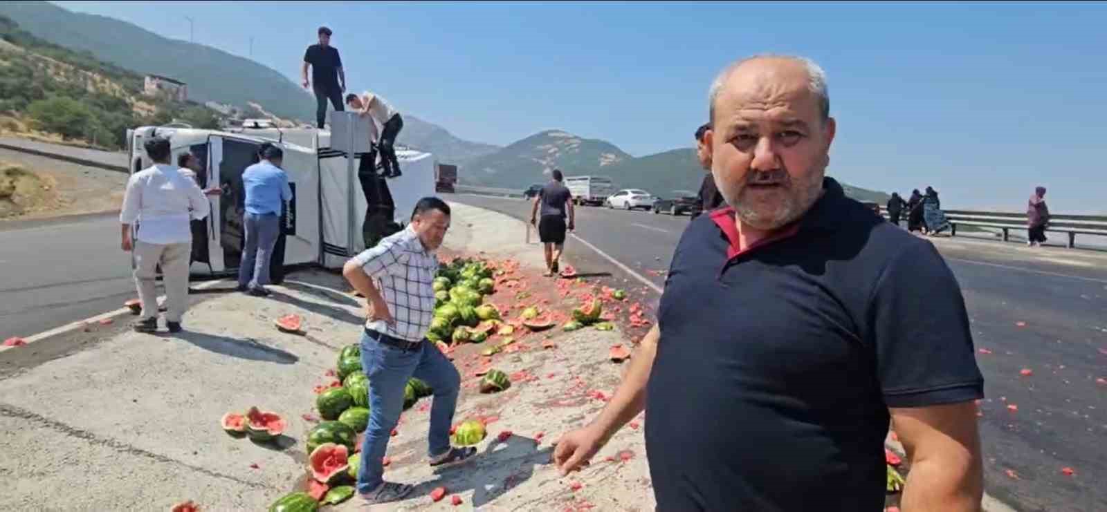 Gaziantep’te virajı alamayan karpuz yüklü kamyonet yan yattı 