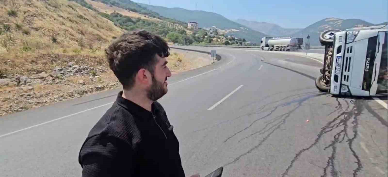 Gaziantep’te virajı alamayan karpuz yüklü kamyonet yan yattı 