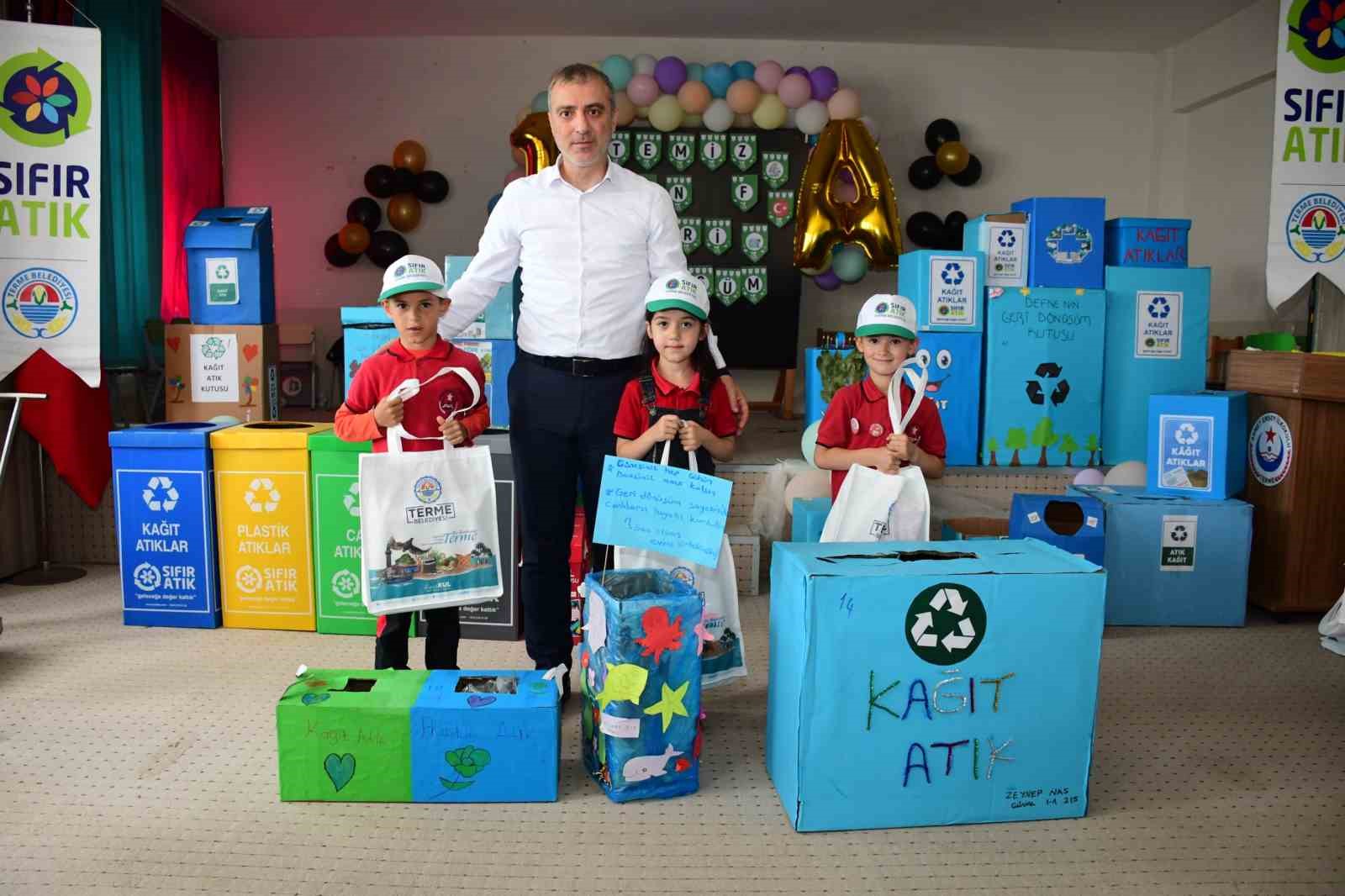 Miniklerden geri dönüşüm kutularıyla yarıştı 