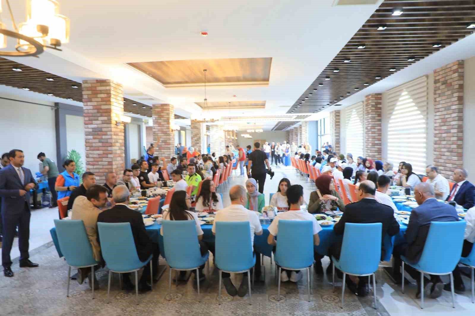 Vali Hatipoğlu, öğrencilerle bir araya geldi 