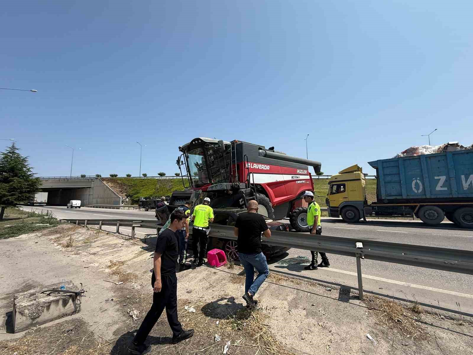 Otomobil freni kilitlenen biçerdöverin altına girdi: 2 yaralı 
