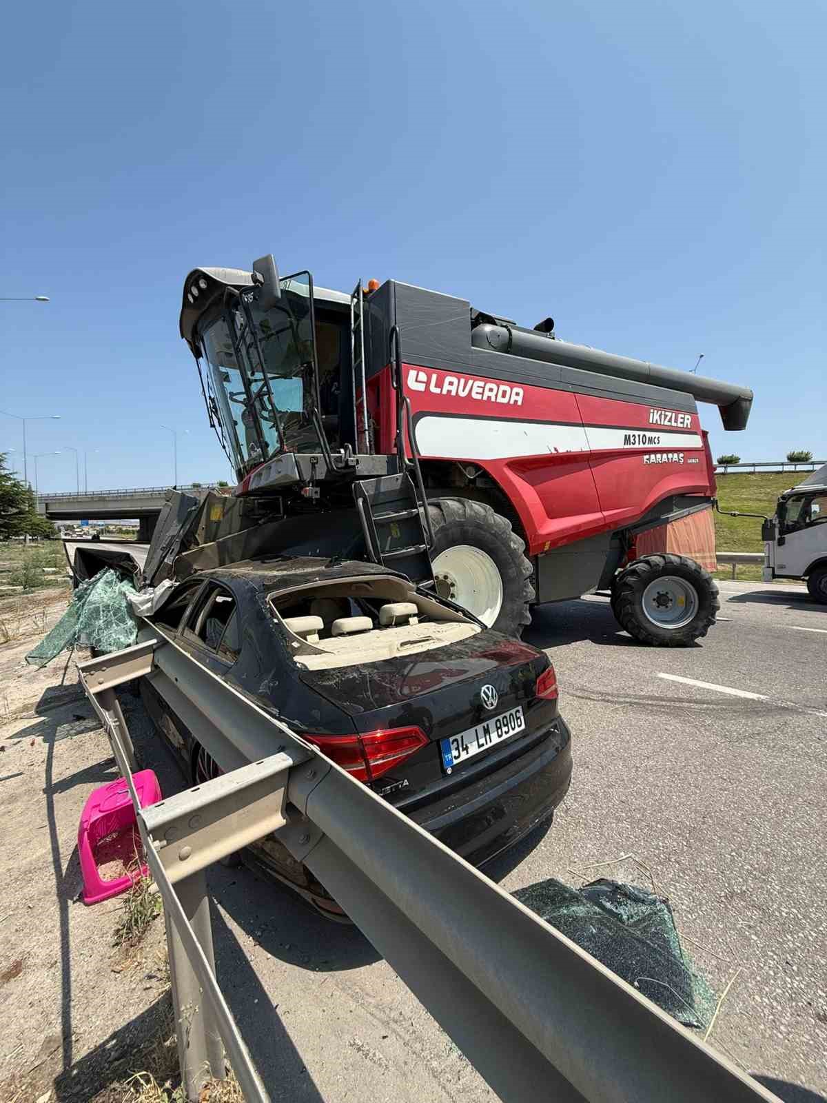 Otomobil freni kilitlenen biçerdöverin altına girdi: 2 yaralı 